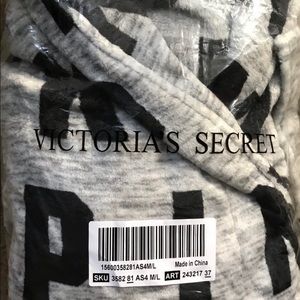 PINK/VS- Grey/Blk “Pink” Logo Fleece Robe- Grey/Black M/L (NWT)